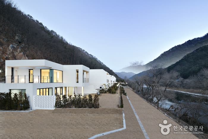 Be, Bridge Pool Villa Resort (Selene) (비브릿지)
