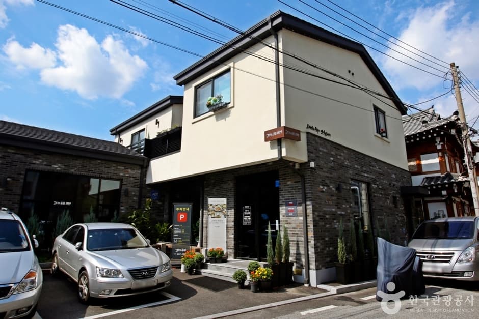 川の向こうの熊